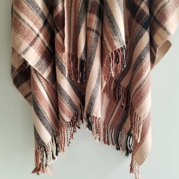 Plaid cape - Picture 7 of 8